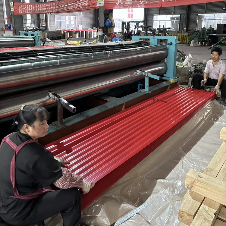 Värvkattega lainepapist metallist katus